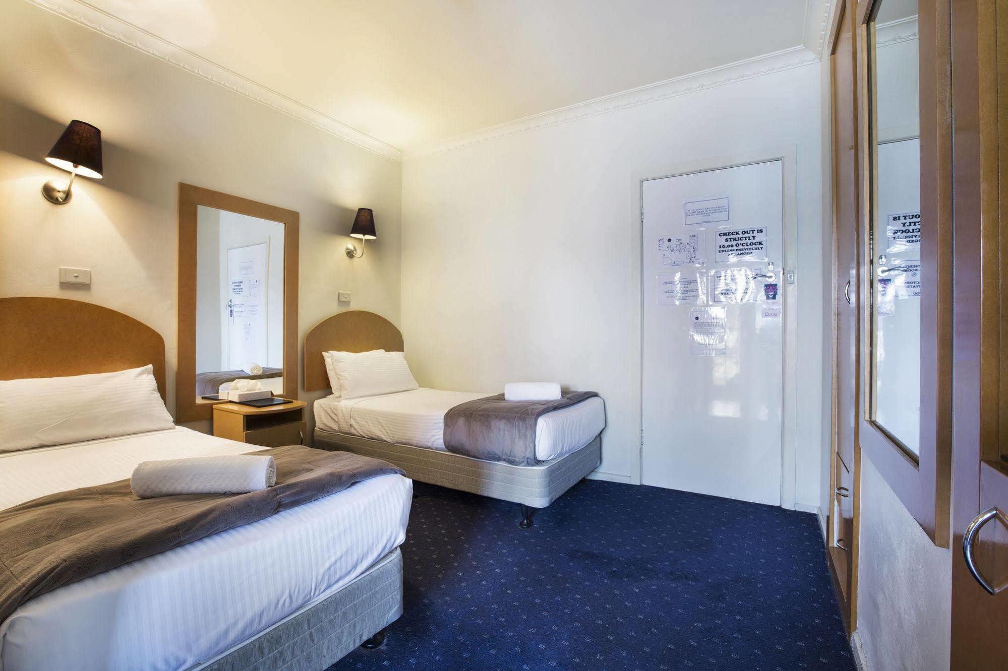 Nightcap At Skyways Hotel Melbourne Exterior foto