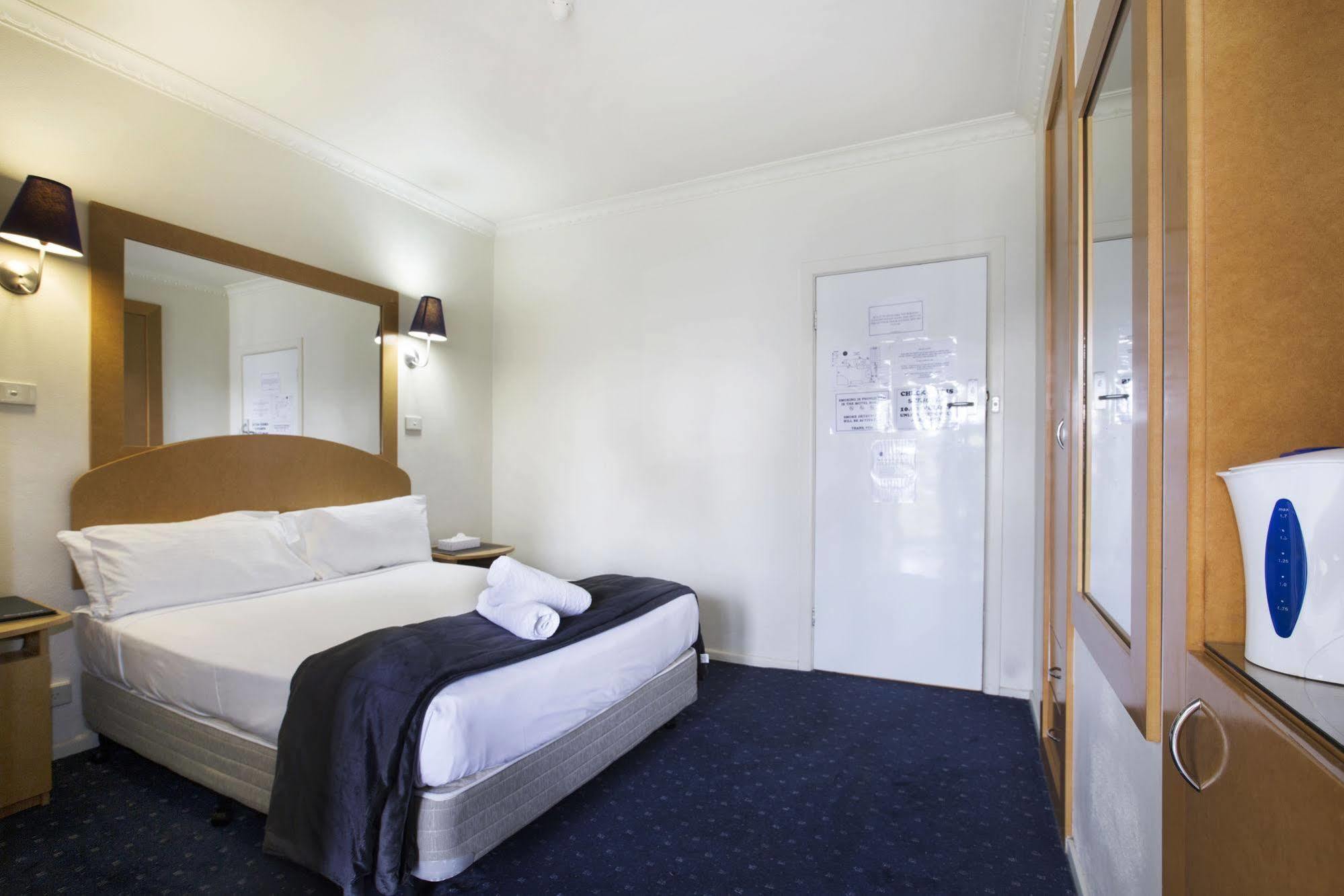 Nightcap At Skyways Hotel Melbourne Exterior foto