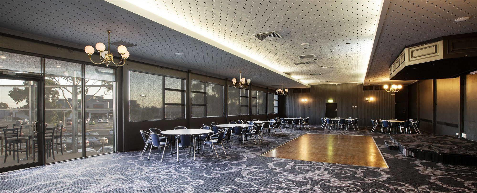 Nightcap At Skyways Hotel Melbourne Exterior foto